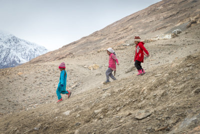 Three girls on mountainside - Zong