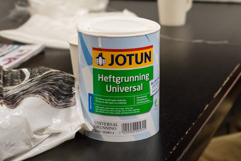 Standard grunningsmaling som brukes nr skroget er kledd med glassfiber