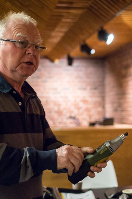 Det er en slipemaskin, en vinkelsliper og en minidrill, alle batteridrevne. De bruker samme type batteripakke alle tre.