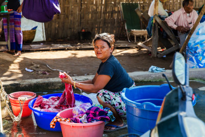 Laundry in the street (6420)