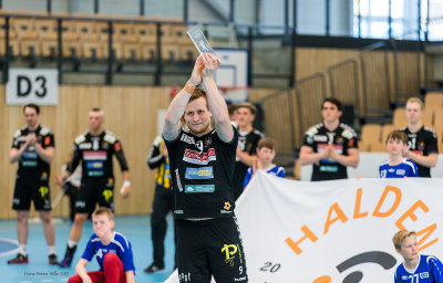 Rasmus Carlsen med trofeet som toppscorer i Grundigligaen 2014-15 (8349)