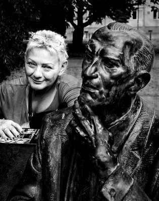 Matylda on the bench of Jan Karski