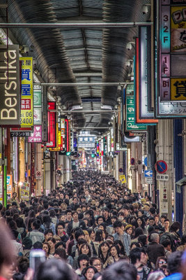 MER HUMAINE DANS UNE GALERIE MARCHANDE D'OSAKA