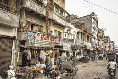 LA RUE QUI MNE AUX GHATS DE VARANASI