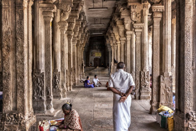 DANS UN TEMPLE DRAVIDIEN PRS DE TANJORE