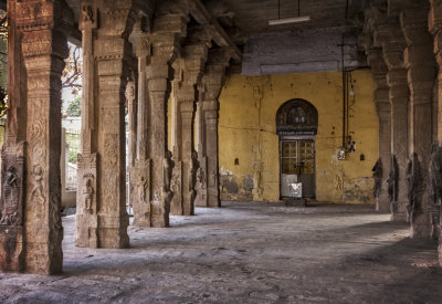 DANS UN TEMPLE DRAVIDIEN PRS DE TANJORE