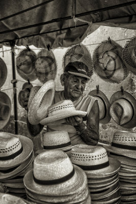 LUI, IL VEND DES PANAMAS