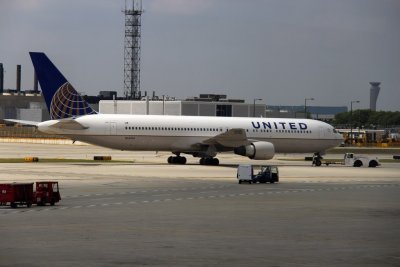 B777-322ER_N661UA_UAL.jpg