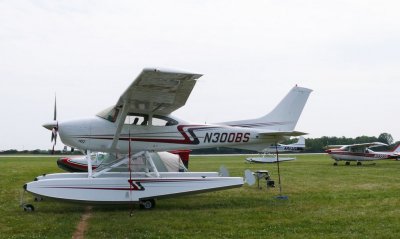 Cessna_C182Q_67647_N300BS_1980