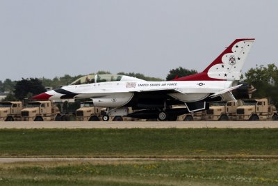 General-dynamics_F16D_8_Thunderbirds