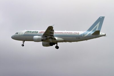 A320-214_2869_EI-DSA_AZA_LFBO_003_Bleu.jpg