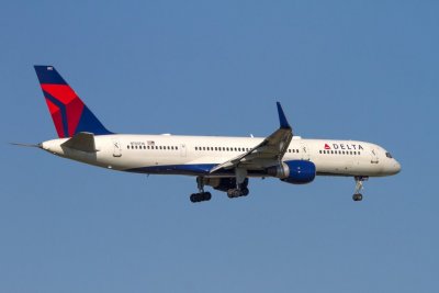 Boeing_B757-2Q8w_27620_N703TW_DAL_LFBO_003.jpg