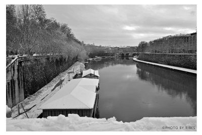 Lungotevere: il Barcone di Remo con la neve