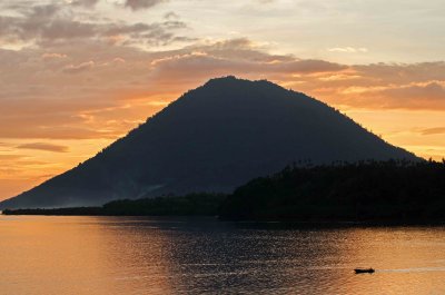 Manado Tua island sunset 2.jpg