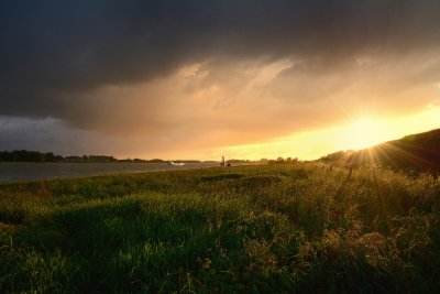 Zonsondergang na regen