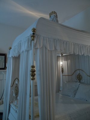 P6112594.Girl's Princess Bed>note crown at top