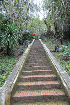200 steep steps up to Phou Si