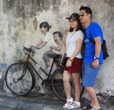 Penang is known for its street art. Kids on Bicycle by Ernest Zacharevic probably is the most poular and most photographed.