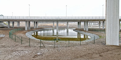 En av dagvattendammarna under Kymlingelnkens viadukter