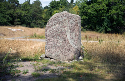 Runstenen  U75 vid Kista gård  ( N 59° 24.487', E 17° 56.481' )