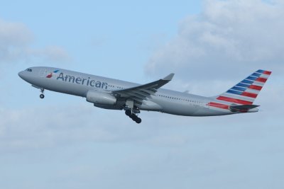 American Airbus A330-200 N284AY