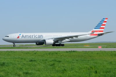 American Airbus A330-300 N272AY