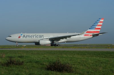 American Airbus A330-200 N281AY