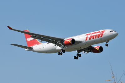 TAM Airbus A330-200 PT-MVL 'old color scheme'  