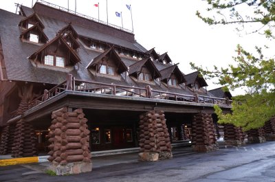 Old Faithful Inn, front entrance and veranda