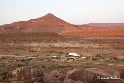 On a grimp la montagne pour voir le coucher de soleil sur notre camp