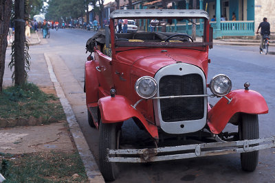 CUB 047 Vinales Old Car.jpg