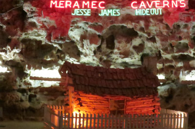 22 MO Meramec Caverns Entrance.jpg
