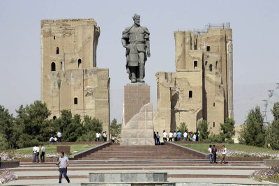 Sakhrisabzba, Timur statue