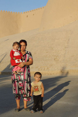 Khiva, Uzbeks in front of Kuhna Ark