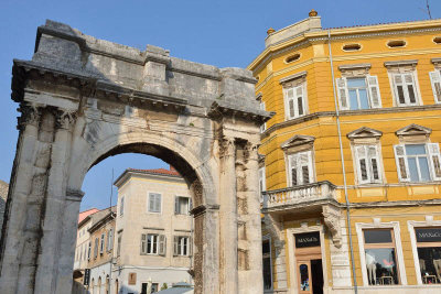 Pula, Arch of the Sergians