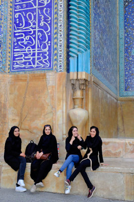Esfahan, young ladies in front of Masjed-e Iman