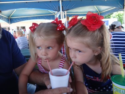 TEAGAN AND PRESLEY SHARED A SMOOTHIE