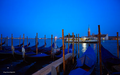 Venise at night