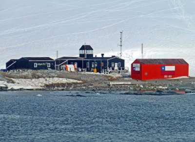 Passing Chilean Station Gonzalez Videla in Paradise Bay