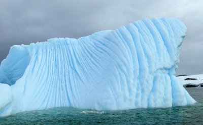 Bubble Channels on an Iceberg