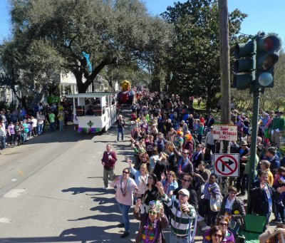 Crowds on Napoleon Avenue