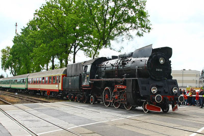 Train with Locomotive Ol 49 65 is going into a station
