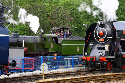 Locomotive / Lokomotywa Ol12 7 in background