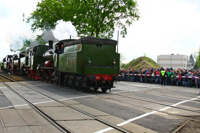 Locomotive Ol12 7 and three others locomotives going back into a station