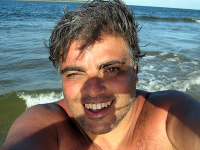 Lartiste sur une plage, autoportrait  Antonio DE MORAIS  2009.JPG
