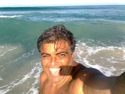 L'artiste sur une plage, autoportrait  Antonio DE MORAIS  2009.jpg