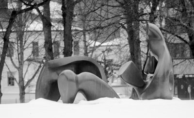 Tredelad vilande kvinna draperad - Henry Moore1.jpg