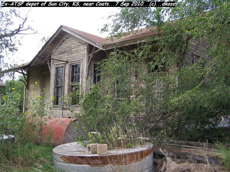 Ex-ATSF depot of Sun City KS 002.jpg