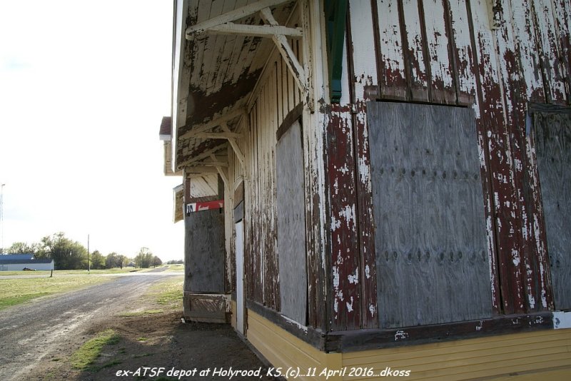 ex- ATSF depot of Holyrood KS-008.jpg
