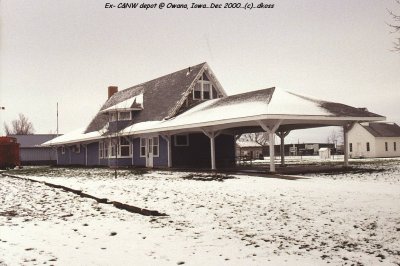 Ex- CNW depot  Owana Iowa-001.jpg